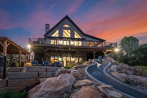 Gray Fox Lodge by Avantstay Waterslide Pool Theater Sleeps 23