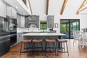 Gray Fox Lodge by Avantstay Waterslide Pool Theater Sleeps 23