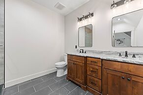 Gray Fox Lodge by Avantstay Waterslide Pool Theater Sleeps 23