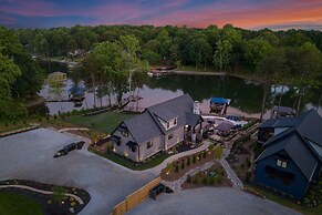 Gray Fox Lodge by Avantstay Waterslide Pool Theater Sleeps 23