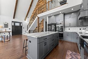 Gray Fox Lodge by Avantstay Waterslide Pool Theater Sleeps 23