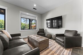 Gray Fox Lodge by Avantstay Waterslide Pool Theater Sleeps 23