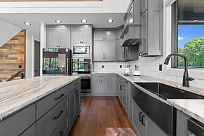 Gray Fox Lodge by Avantstay Waterslide Pool Theater Sleeps 23