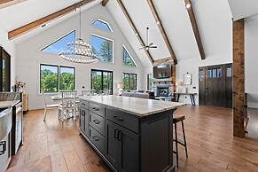 Gray Fox Lodge by Avantstay Waterslide Pool Theater Sleeps 23