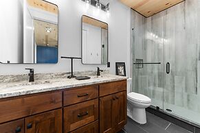 Gray Fox Lodge by Avantstay Waterslide Pool Theater Sleeps 23