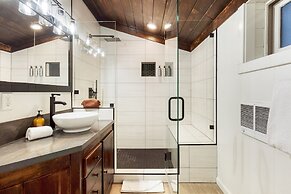 Explorer by Avantstay Close to Slopes Game Room Guest Suite