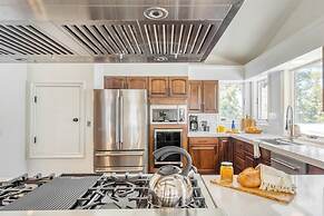 Explorer by Avantstay Close to Slopes Game Room Guest Suite