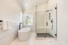 Explorer by Avantstay Close to Slopes Game Room Guest Suite