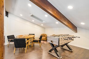 Explorer by Avantstay Close to Slopes Game Room Guest Suite