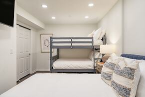 Explorer by Avantstay Close to Slopes Game Room Guest Suite