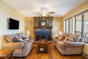 Ash Vale by Avantstay Spacious Deck w Views Ping Pong Table