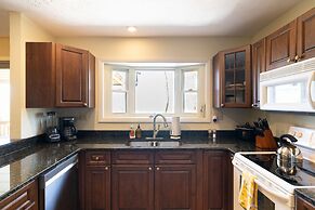 Ash Vale by Avantstay Spacious Deck w Views Ping Pong Table