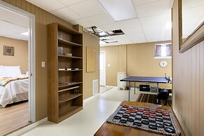 Ash Vale by Avantstay Spacious Deck w Views Ping Pong Table