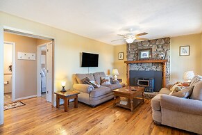 Ash Vale by Avantstay Spacious Deck w Views Ping Pong Table