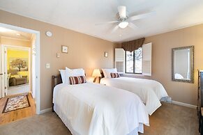 Ash Vale by Avantstay Spacious Deck w Views Ping Pong Table