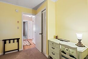 Ash Vale by Avantstay Spacious Deck w Views Ping Pong Table