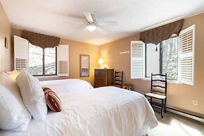 Ash Vale by Avantstay Spacious Deck w Views Ping Pong Table