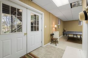 Ash Vale by Avantstay Spacious Deck w Views Ping Pong Table