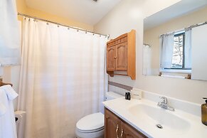 Ash Vale by Avantstay Spacious Deck w Views Ping Pong Table