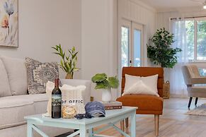 Conch Cottage by Avantstay Walk to Beach Deck Fireplace Outdoor Dining