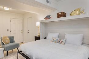 Conch Cottage by Avantstay Walk to Beach Deck Fireplace Outdoor Dining