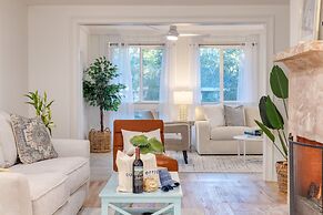 Conch Cottage by Avantstay Walk to Beach Deck Fireplace Outdoor Dining