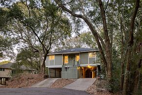 Conch Cottage by Avantstay Walk to Beach Deck Fireplace Outdoor Dining