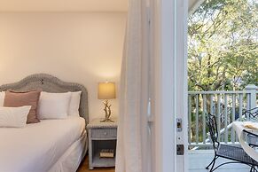 Conch Cottage by Avantstay Walk to Beach Deck Fireplace Outdoor Dining