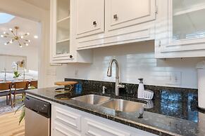 Conch Cottage by Avantstay Walk to Beach Deck Fireplace Outdoor Dining