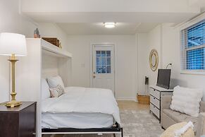 Conch Cottage by Avantstay Walk to Beach Deck Fireplace Outdoor Dining