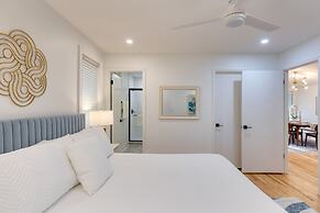 Conch Cottage by Avantstay Walk to Beach Deck Fireplace Outdoor Dining