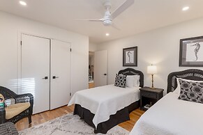 Conch Cottage by Avantstay Walk to Beach Deck Fireplace Outdoor Dining