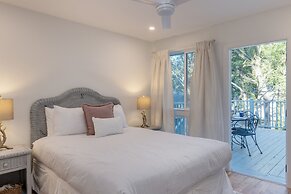 Conch Cottage by Avantstay Walk to Beach Deck Fireplace Outdoor Dining