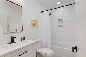 Conch Cottage by Avantstay Walk to Beach Deck Fireplace Outdoor Dining