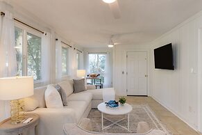 Conch Cottage by Avantstay Walk to Beach Deck Fireplace Outdoor Dining