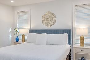 Conch Cottage by Avantstay Walk to Beach Deck Fireplace Outdoor Dining