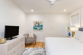 Conch Cottage by Avantstay Walk to Beach Deck Fireplace Outdoor Dining