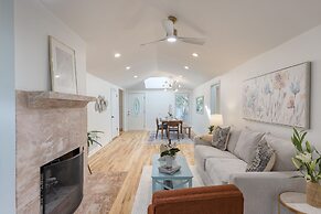 Conch Cottage by Avantstay Walk to Beach Deck Fireplace Outdoor Dining