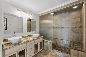 Stay Awhile by Avantstay Lakefront Pool Dock