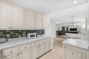 Stay Awhile by Avantstay Lakefront Pool Dock