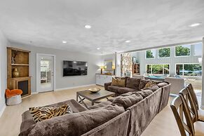 Stay Awhile by Avantstay Lakefront Pool Dock