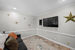 Stay Awhile by Avantstay Lakefront Pool Dock