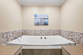 Stay Awhile by Avantstay Lakefront Pool Dock