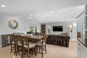 Stay Awhile by Avantstay Lakefront Pool Dock