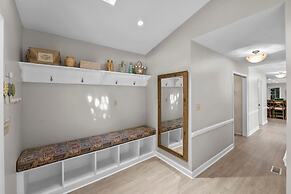 Stay Awhile by Avantstay Lakefront Pool Dock