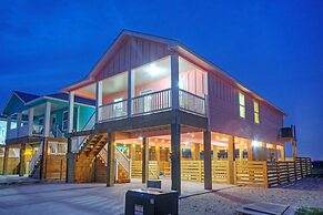 Surf-n-dipity by Avantstay Covered Patio Lounge w Firepit