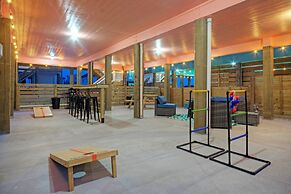 Surf-n-dipity by Avantstay Covered Patio Lounge w Firepit