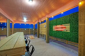 Surf-n-dipity by Avantstay Covered Patio Lounge w Firepit