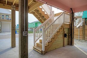 Surf-n-dipity by Avantstay Covered Patio Lounge w Firepit