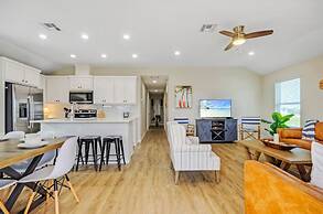 Surf-n-dipity by Avantstay Covered Patio Lounge w Firepit